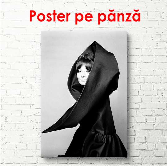 Постер - Одри Хепберн в черном плаще, 60 x 90 см, Постер в раме