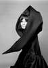 Poster - Audrey Hepburn într-o capă neagră, 60 x 90 см, Poster înrămat