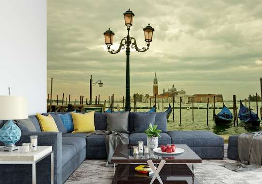 Wall Mural - Street lamp on the background of the Venetian canal