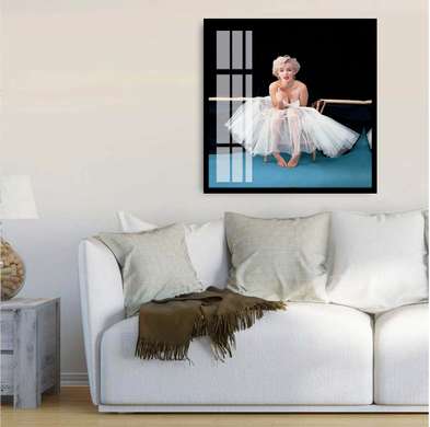 Poster - Marilyn Monroe într-o rochie, așezată pe podea, 100 x 100 см, Poster înrămat