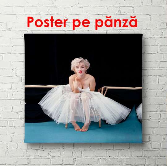 Poster - Marilyn Monroe in a dress sits on the floor, 100 x 100 см, Framed poster