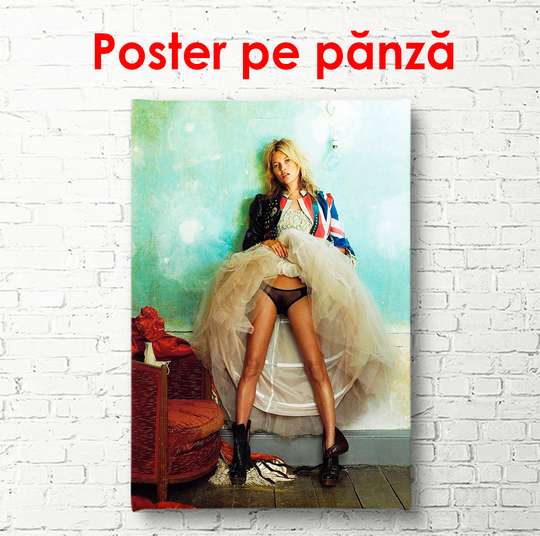 Постер - Кейт Мосс в юбке у стены, 60 x 90 см, Постер в раме