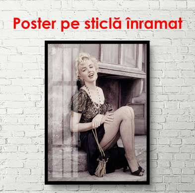 Poster - Portretul lui Marilyn Monroe lângă un perete, 60 x 90 см, Poster înrămat