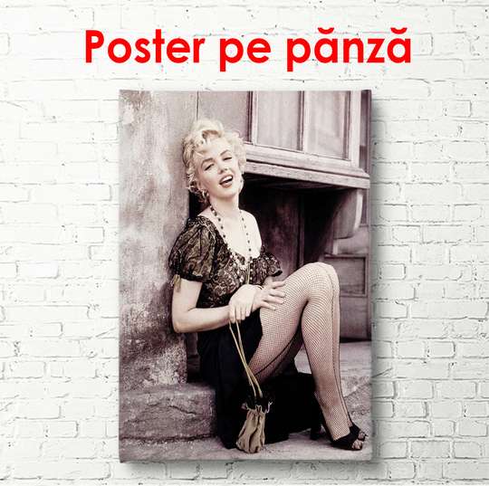 Постер - Портрет Мэрилин Монро возле стены, 60 x 90 см, Постер в раме