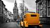 Fototapet - Mașină galbenă în oraș alb-negru