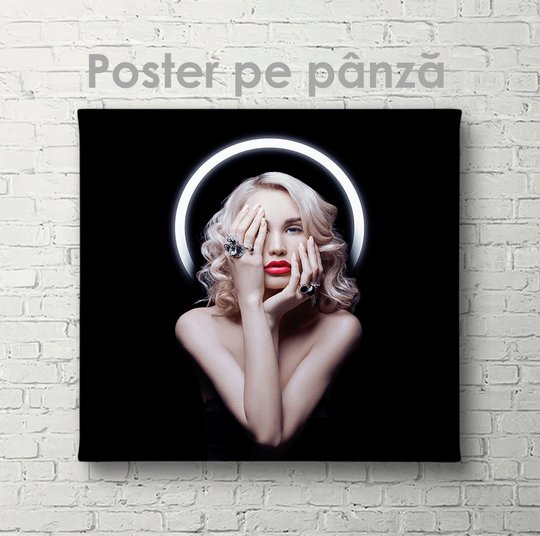 Постер, Портрет девушки на черном фоне, 40 x 40 см, Холст на подрамнике