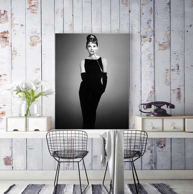 Poster - Odri Hăpbiorn într-o rochie neagră, 60 x 90 см, Poster înrămat