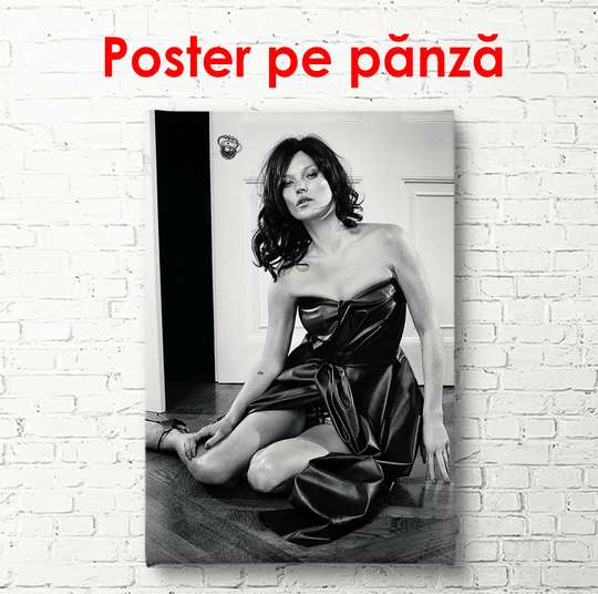 Постер - Кейт Мосс в платье сидит возле стены, 60 x 90 см, Постер в раме