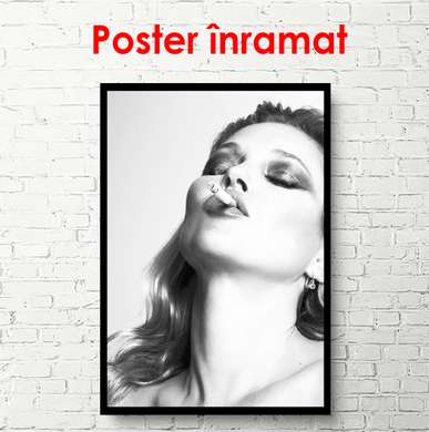 Poster - Portretul lui Kate Moss cu o țigară, 60 x 90 см, Poster înrămat