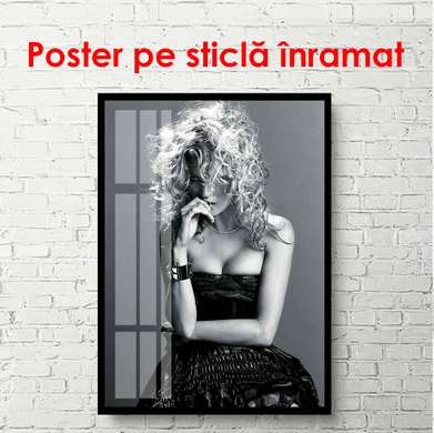 Poster - Model într-o rochie neagră, 60 x 90 см, Poster înrămat