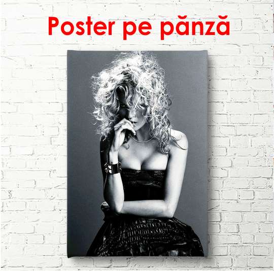 Постер - Модель в черном платье, 60 x 90 см, Постер в раме