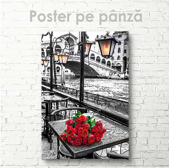 Poster, Trandafiri roșii în orașul alb-negru, 30 x 45 см, Panza pe cadru