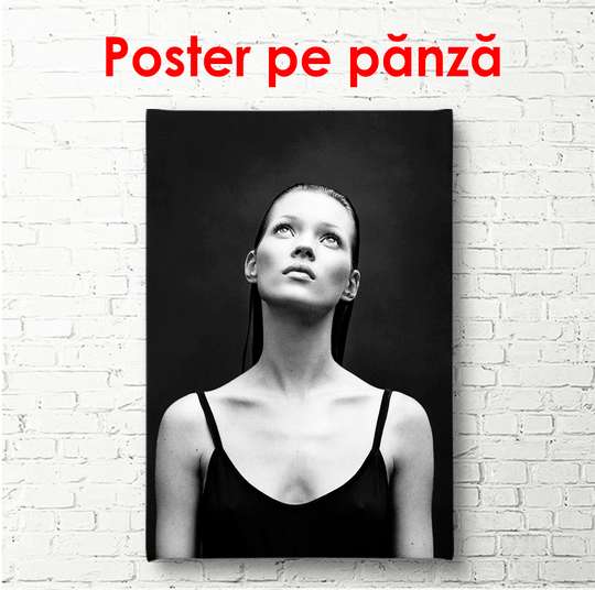 Постер - Портрет Кейт Мосс в черной майке на черном фоне, 60 x 90 см, Постер в раме