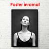 Poster - Portretul lui Kate Moss cu un tricou negru pe un fundal negru, 60 x 90 см, Poster înrămat