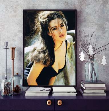 Poster - Monica Bellucci într-o rochie neagră, 60 x 90 см, Poster înrămat