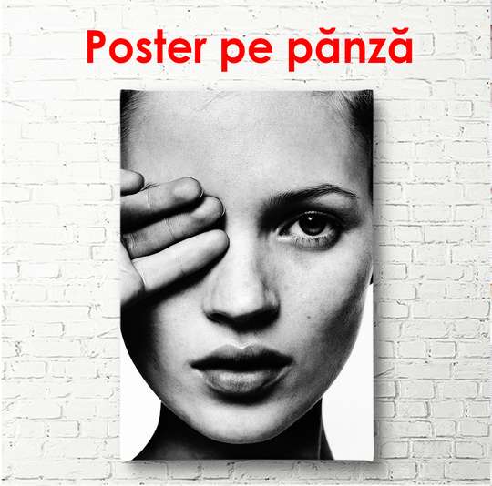 Постер - Кейт Мосс прикрыла глаз рукой, 60 x 90 см, Постер в раме