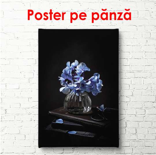 Постер - Ваза с синими цветами на темном фоне, 30 x 60 см, Холст на подрамнике, Ботаника